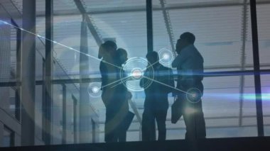 Çeşitli iş adamlarının konuştuğu bir bağlantı ağının animasyonu. sağlık, tıp, bağlantılar ve teknoloji konsepti dijital olarak oluşturulmuş video.