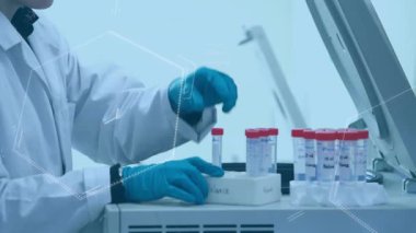 Kafkas erkek bilim adamının test tüpleriyle veri işleme animasyonu. Küresel bilim ve dijital arayüz kavramı dijital olarak oluşturulmuş video.