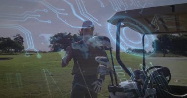 Teknoloji, erkek golfçülerin boy gösterdikten sonra kaldırma kulübü ve kafa teftişi sırasında örtüyü kaydırma. Teknoloji, yenilik, spor, açık hava, aparat, modern, ekipman