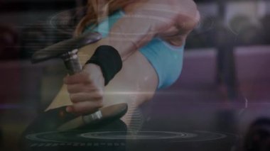 Kafkasyalı kadınlar üzerinde tıbbi veri işleme animasyonu. global spor, fitness, bağlantılar ve teknoloji konsepti dijital olarak oluşturulmuş video.