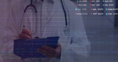 Veri işleme animasyonu ve finansal veri işleme ile çalışan erkek doktor üzerindeki kareler. Dijital olarak üretilen teknoloji konseptiyle ofiste çalışan iş ağı pazarlaması.