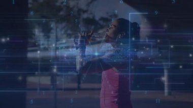 Mikrofonu kavrayan ve müzik teknolojisi demosu yaparken ışık saçan kadın şarkıcı. Performans, dijital alarm, fütüristik, eğlence, canlı, yaratıcılık, konser