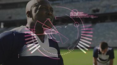 Erkek sporcu nefes alıyor, çimlere eğiliyor spor eğitimi için izleme ölçümleri kullanıyor. Sporcu, takım çalışması, yenilik, fitness, teknoloji, eğitim, spor