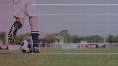 Kadın futbolcu sahada top sürmeye başlıyor, topa vurmadan önce veri takibi yapan animasyonlu grafikler. Atletizm, performans, teknoloji, eğitim, hassasiyet, rakipler, fitness