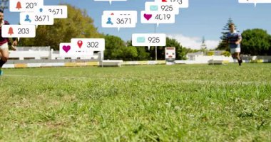 Kestane rengi forma, hızla yayılan sosyal ikonlar, açık mavi formalar, topları yükselten pazarlamaya dalıyorlar. Atletizm, rekabet, dijital pazarlama, sosyal medya, katılım, spor, açık hava