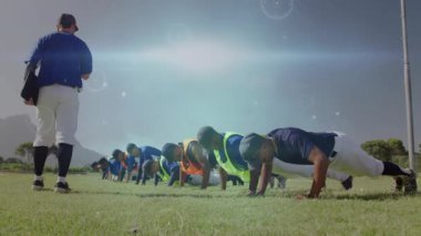 Beyzbol takımı sahada tahta tutarken koç hareketli grafikleri çalıştırıyor. Atletizm, takım çalışması, disiplin, açık hava, fitness, motivasyon, kurumsal