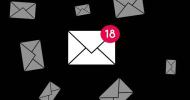 Siyah arkaplanda yüzen e-posta ve zarfların animasyonu. communication, bilgisayarlar, sunucular ve teknoloji konsepti dijital olarak oluşturulmuş video.