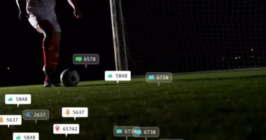 Spor sahnesi, erkek futbolcunun topa vurduğunu ve nişan için ikonlar yarattığını gösteriyor. Sporcu, oyun, dijital, rekabetçi, fitness, spor, gece