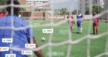 Serbest vuruş alan topun pozisyonunu alıyor ve gol atarken tepki simgeleri spor maçında yükseliyor. Atletik, rekabet, aksiyon, dinamik, spor, açık hava, takım çalışması