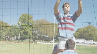 Rugby takımı güneşli sahada çizgi oluşturuyor, kaldırıcılar top yakalamak için atlamaya hazırlanıyor. Sporcular, takım çalışması, atletizm, açık hava, sportmenlik, rekabet, enerji