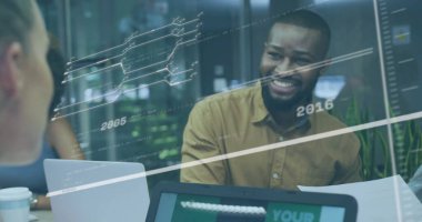 Bronz gömlekli adam cam odada dijital zaman çizelgesini tartışıyor, kopyalama uzayı. İşbirliği, yenilik, teknoloji, takım, modern, analitik, profesyonel