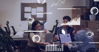 Dizüstü bilgisayarlardaki çizelgeleri ve ofis toplantılarındaki tabletleri inceleyen üç profesyonel iş birliği. Şirket, takım çalışması, yenilik, üretkenlik, modern, strateji, iş