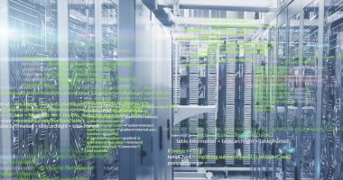 Veri merkezi koridorunu kaplayan yüzen kod, yama kabloları ve LED ışıkları olan sunucu rafları. Teknoloji, siber güvenlik, dijital, endüstriyel, otomasyon, ağ, altyapı