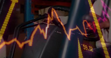 Depoda mavi raflar, kutular, portakal suyu grafiği ve kopyalama alanı olan bir palet taşıyıcısı var. Sanayi, lojistik, verimlilik, inşaat, ticaret, ulaşım, girişim