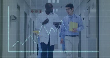 Laboratuvar önlüklü yürüyen doktorlar stetoskop, dosya ve EKG grafiği taşıyan hastane koridorunu analiz ediyorlar. Tıbbi, sağlık, profesyonellik, teşhis, klinik, takım çalışması, teknoloji