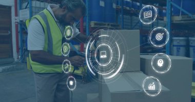 Depoda güvenlik yeleği tarama kutularında teknisyen, dijital simgeler, palet kriko, kopyalama alanı. Lojistik, envanter, sanayi, otomasyon, tedarik zinciri, verimlilik, kargo