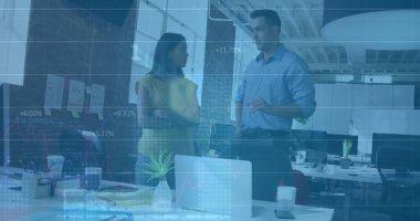 Çizelgeler analiz ediliyor, iki profesyonel açık planlı ofiste dizüstü bilgisayarla veri tartışıyor. İşbirliği, takım çalışması, şirket, çalışma ortamı, modern, teknoloji, analitik