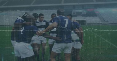 Formalı ragbi oyuncuları stadyum sahasında ragbi topu ve ışıklarıyla taktikleri tartışıyorlar. Takım, yoldaşlık, stratejik, atletik, yoğun, rekabet, takım çalışması