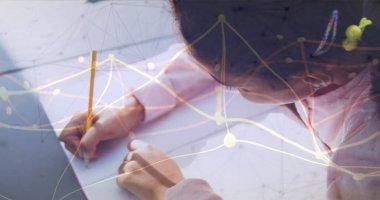 Kalem dizüstü bilgisayar ve grafik kaplamalarıyla evdeki çalışma masasının üzerine eğilen bir öğrenci. Çocuklar, eğitim, öğrenme, teknoloji, veri görselleştirme, çalışma, yaratıcılık