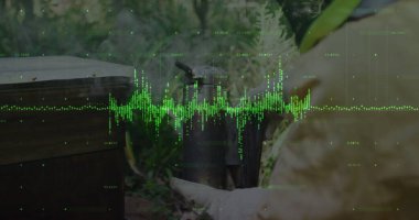 Sarı koruyucu elbiseli arı yetiştiricisi ve eldiven kovan kutusuyla ilgileniyor. Arı kovanında sigara içiyor, kopyalama uzayı kullanıyor. Apiary, apikulture, digital, hobi, manzara, gelenek, teknoloji