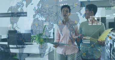 Dijital haritanın incelenmesi, açık planlı ofiste tablet ve klasördeki verileri analiz eden iki kadını kapsıyor. İşbirliği, veri görselleştirme, modern çalışma alanı, dijital teknoloji, profesyonel gelişim, analitik, kurumsal ortam