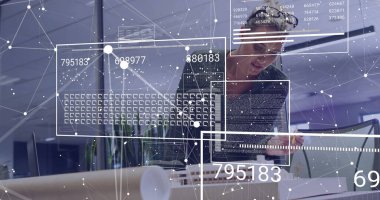 Spor ceket modelini inceleyen bir mimar. Ofisteki planlar ve veriler örtüşüyor. Kopyalama alanı. Şirket, yenilik, teknoloji, tasarım, çalışma istasyonu, üretkenlik, modernizm