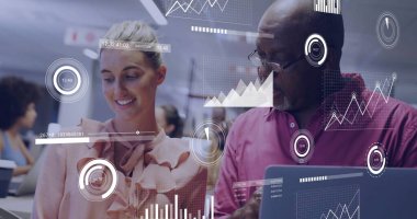 İş kıyafetleri içindeki meslektaşlar, bilgisayarları ve dijital çizelgelerle ofislerindeki veriler üzerinde işbirliği yapıyorlar. Profesyonel, takım çalışması, analitik, yenilikçi, teknoloji, modern, kurumsal