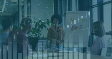 Spor ceket giyen bayan sunucu ofiste takıma çizelgeleri sunuyor, dizüstü bilgisayarları çeviriyor. Şirket, işbirliği, profesyonel, beyin fırtınası, iletişim, modernlik, üretkenlik