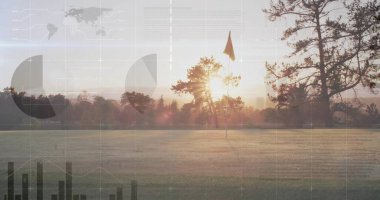 Golf sahasında yeşil çimlerin üzerinde bayrak direği ve yüzen veri grafikleriyle mercek parlaması. Doğa, manzara, dinginlik, açık hava, gün doğumu, çevre, görselleştirme