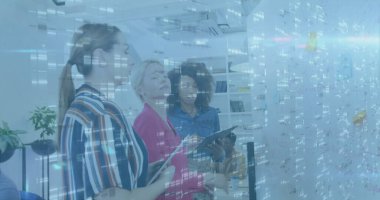 Ofiste cam panoya tabletler ve kod kaplamalarıyla birlikte beş kişilik bir ekip notları hazırlıyor. Yenilik, takım çalışması, beyin fırtınası, dijital, iş dünyası, üretkenlik, modern