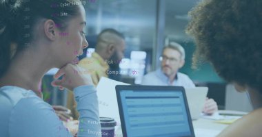 Oturan Asyalı kadın toplantı masasında dizüstü bilgisayarları ve kod yansıması olan çenesini destekliyor, kopyalama alanı. İşbirliği, yenilik, teknoloji, beyin fırtınası, profesyonellik, modern, dijital