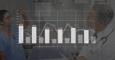 Ameliyat hemşiresi radyolojideki röntgen cihazını tablet ve grafik örtüsü kullanarak ayarlıyor. Tıbbi, tanı, sağlık, teknolojik, profesyonel, klinik, modern