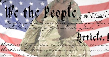 Amerikan bayrağı önünde anayasa metniyle kamuflaj üniforması ve miğferiyle duran askeri selamlıyorum. Vatanseverlik, ordu, disiplin, onur, miras, milliyetçilik, dijital sanat