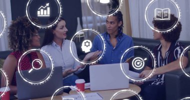 İşbirliği yapan ekip, ofis salonunda dizüstü bilgisayarlar, kahve fincanları, dijital ikonlar gibi fikirleri paylaşıyor. İşbirliği, takım çalışması, yenilik, modern, beyin fırtınası, profesyonel, dijital arayüz