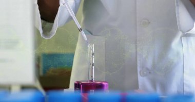 Laboratuvar kürsüsündeki laboratuvar önlüklü bilim adamı test tüpünü labaratuvar tezgahında dolduruyor, mikrotüpleri de mor rafta. Bilim adamı, laboratuvar, araştırma, enstrüman, kesinlik, yenilik, teknoloji