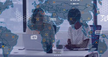 İş birliği yapan meslektaşlar konferans odasındaki dizüstü bilgisayarın haritasını inceliyor. Akıllı telefon kahve kupası. Profesyonel, takım çalışması, modern, analitik, dijital, strateji, kentsel