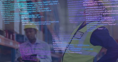 Güvenlik teçhizatı tarama kodları ile depo çalışanı denetleniyor raflardaki tablet üzerinde, kopyalama alanı. Sanayi, lojistik, otomasyon, takım çalışması, teknoloji, üretkenlik, verimlilik