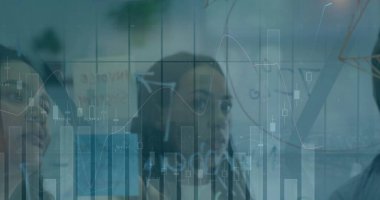 Modern ofiste cam yazı tahtasındaki tahtaları inceleyen üç profesyonel. Şirket, takım çalışması, yenilik, analiz, strateji, modernite, işbirliği