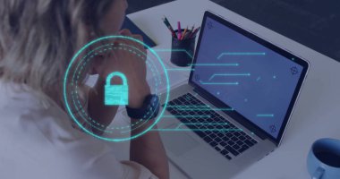 Düşünen kadın masamda kalem tutacağı, akıllı kaset ve kilit simgesi olan bilgisayarı görüyor. Kopya uzayı. Teknoloji, yenilik, çalışma alanı, konsantrasyon, dijital güvenlik, profesyonel, modern