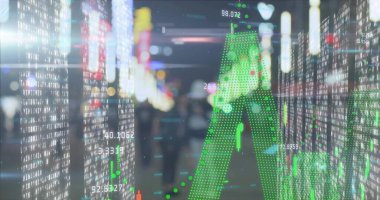 Borsa verilerinin üzerine yeşil noktalı ok yansıtılıyor. Gece caddesinde şamdanlı çubuklarla. Teknoloji, finans, kentsel, geleceksel, veri görselleştirme, yenilik, gece manzarası