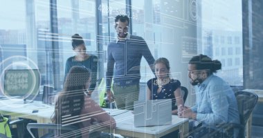 Ofisteki dizüstü bilgisayarları cam bölümler ve kod kaplamalarıyla inceleyen geliştiriciler. İşbirliği, takım çalışması, yenilik, modern, teknoloji, ticaret, üretkenlik