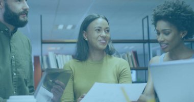 İş ortakları iş kıyafetleri giyip ofiste dizüstü bilgisayarlı tabletlerle dosyaları inceliyor. Takım, çalışma alanı, işbirliği, yenilik, profesyonel, iletişim, modern