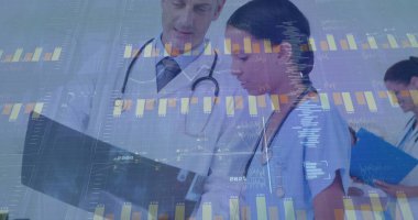 Hekim ve hemşire, koridorda stetoskoplarla pano çizelgesini inceliyor. Sağlık, takım çalışması, teşhis, klinik, profesyonellik, veri analizi, işbirliği