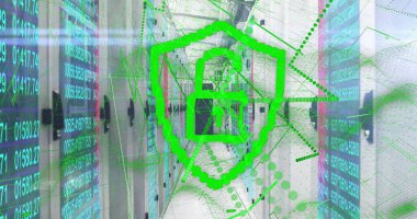 Sunucu odasında kilit kilidi açık asma kilit olan ve veri akışlarıyla sunucu raflarında asılı duran bir kalkan. Siber güvenlik, veri koruması, dijital altyapı, teknoloji, ağ güvenliği, sunucu ortamı, gelecekçi