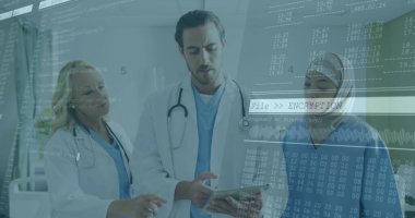 Hastane koridorunda önlüklü bir ekip tarafından şifrelenmiş hasta verilerini kod kaplamalı olarak inceliyorum. Tıbbi, takım çalışması, dijital, sağlık, teknoloji, profesyonellik, işbirliği