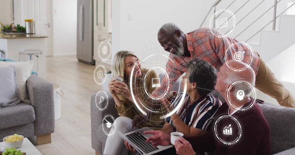 Сотрудничество четырех друзей, взаимодействующих с голографическими иконами на диване в гостиной, с ноутбуком. Коллаборация, технологии, инновации, современный интерьер, социальное взаимодействие, цифровой интерфейс, случайные встречи