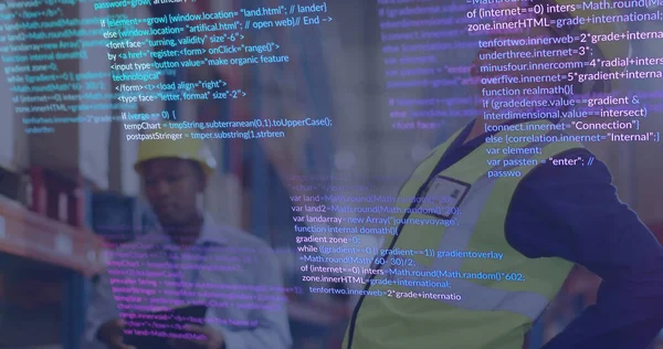 Güvenlik teçhizatı tarama kodları ile depo çalışanı denetleniyor raflardaki tablet üzerinde, kopyalama alanı. Sanayi, lojistik, otomasyon, takım çalışması, teknoloji, üretkenlik, verimlilik