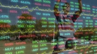Erkek sporcu, kollarını kaldırıp, dizlerini kaldırarak spor yaparak finansal grafikle örtüşüyor. Açık hava, fitness, egzersiz, dijital, dinamik, enerjik, sağlık