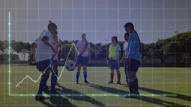 Kadın oyuncu sahadaki spor verileri üzerinde topa vuruyor, hokkabazlık ölçümlerini gösteren animasyon grafiği. Atletik, takım çalışması, fitness, strateji, açık hava, dinamik, performans