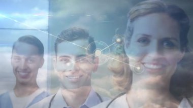 Telefon kulaklığı takan bir iş kadınının iletişim ağının animasyonu. Çevrimiçi eğitim dijital arayüz teknolojisi ve bağlantılar konsepti dijital olarak oluşturulmuş video.